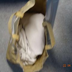 İLost kullanarak Gemeente Leopoldsburg tarafından bildirildiği gibi Çanta kruidvat met witte broek en tshirt