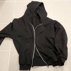 Vestiario - Zwarte kinder pull met rits, come riportato da Regio Limburg - Leuven utilizzando iLost