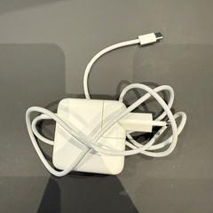 Cargador de iPhone oplader, ha sido reportado por Van der Valk Hotel Deventer con iLost