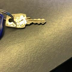 Kluissleutel met druppel, zoals gemeld door Eindhoven Airport met iLost