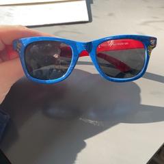 Eguzkitako betaurrekoak, gisa salatu by Burgers' Zoo iLost erabiliz