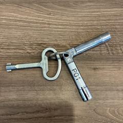 鍵 Met beschrijving op achterkant がiLostで Gemeente Amsterdam - Bureau Gevonden Voorwerpen によって報告されました
