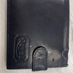 محفظة جلد سوداء, iLost를 사용하여 محطة الرياض (الرياض)에 보고됨