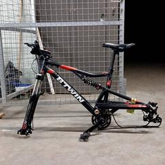 자전거 B-Twin Zwart/rood/wit, iLost를 사용하여 Fietsdepot Hasselt에 보고됨