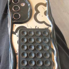 Samsung galaxy smartphone in zwart wit hoesje, amint azt az iLostnak jelentették.