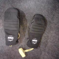 Guanti, come riportato da SnowWorld Landgraaf utilizzando iLost