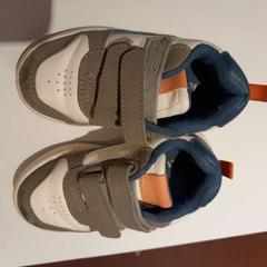 Chaussures de bébé blanches et grises, a été signalé par TCL utilisant iLost