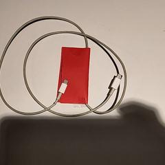 iPhone töltő, amint azt Bibliotheek Neude (Utrecht) az iLost segítségével jelentette.