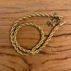 Schmuck & Goldkette がiLostで hoop Kirche - Campus Achim によって報告されました