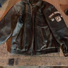 Casaco Leer, como reportado por De Heeren van Aemstel utilizando o iLost