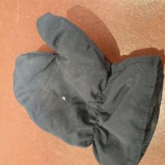 Glove noir, as reported by TCL using iLost