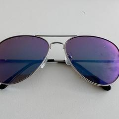 Lunettes - zonnebril, a été signalé par Centraal magazijn utilisant iLost