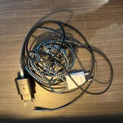 Laddare zwart/groen met zwart en wit blok, rapporterat av Hotel Apeldoorn med iLost