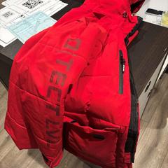 Bunda Rood met zwart, jak nahlášeno Van der Valk Hotel Schiphol pomocí iLost