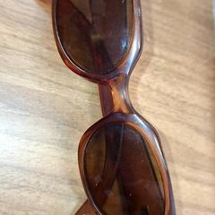 Occhiali da sole, come riportato da Qbuzz DMG utilizzando iLost