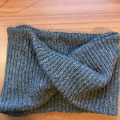 Fülvédők neksjaal/oorwarmer, amint azt Pathé Rembrandt Utrecht az iLost segítségével jelentette.