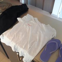 Pull noir, tee-shirt blanc, tongs violettes, gemeldet von MEININGER Hotel Lyon Centre Berthelot über iLost