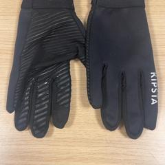 Guanti Zwart Kipsta, come riportato da Pathé Amsterdam Noord utilizzando iLost