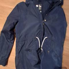 Impermeable Donker blauw, segons ha informat Familiepark Drievliet mitjançant iLost