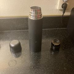 Zwarte thermosfles, gerapporteerd met iLost