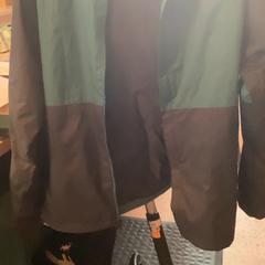 Casaco & Chinelos, como reportado por MEININGER Hotel Köln West utilizando o iLost