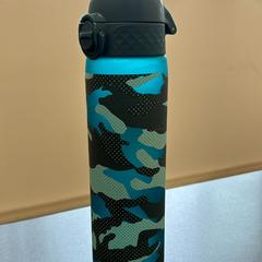 Bottiglia d'acqua, come riportato da Gebo Tours utilizzando iLost