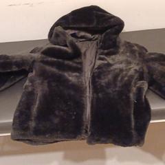 Cappotto de pelo negro, come riportato da RÍO Shopping - Valladolid utilizzando iLost