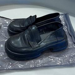 Zapatos Black leather, segundo informou Van der Valk Hotel Schiphol usando iLost