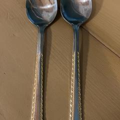 Cutlery Zilverkleurige met goudkleurige lepels, as reported by Familie Resort Molenwaard using iLost