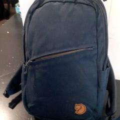 Taška Blauw, jak nahlášeno Qbuzz servicepunt  Emmen pomocí iLost