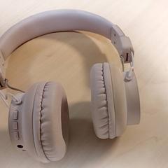 Elettronica - Koptelefoon roze, come riportato da Regio Oost-Vlaanderen utilizzando iLost