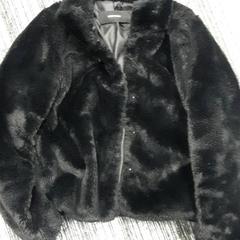 Jas teddy, zwart, ako bolo nahlásené Arriva Vechtdallijnen pomocou iLost