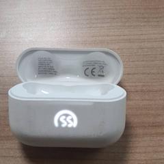 Airpods case airpot, as reported by Transdev Hoeksche Waard Goeree Overflakkee using iLost