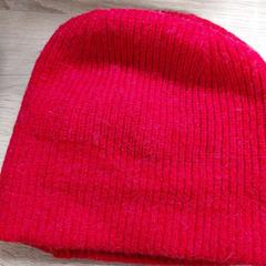 Gorro rood, ha sido reportado por EBS OV Poeldijk con iLost