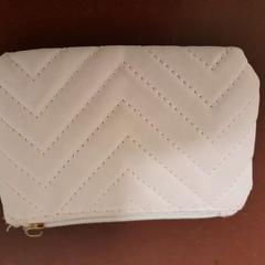 Porte-monnaie blanc, a été signalé par TCL utilisant iLost