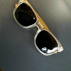 Napszemüveg Doorzichtig met hout look pootjes, amint azt Burgers' Zoo az iLost segítségével jelentette.