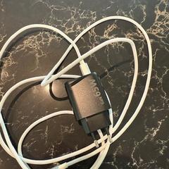 iPhone töltő wit met zwarte adapter, amint azt Van der Valk Hotel Veenendaal az iLost segítségével jelentette.