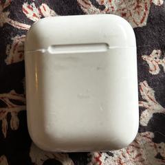 Boitier airpods 1 ou 2, amint azt az iLostnak jelentették.