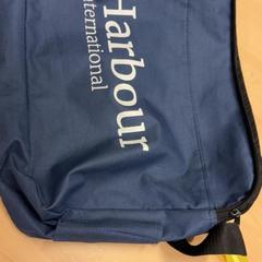 Válltáska, amint azt RET az iLost segítségével jelentette.