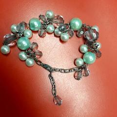 Karkötő, amint azt UvA REC az iLost segítségével jelentette.