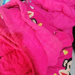 كرسي اطفال ازرق مع بطانيه وردي، كما تم الإبلاغ عنه بواسطة محطة الدمام (الدمام) عبر iLost