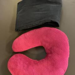 Almofada para pescoço, como reportado por MEININGER Hotel Dresden Zentrum utilizando o iLost