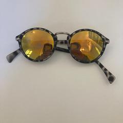 Zonnebril Grijs/Zwart gevlekt en gelige glazen, zoals gemeld door The Crave Festival 2022 met iLost