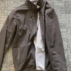 Kurtka, zgłoszono przez Connexxion Amstelland-Meerlanden Schiphol Zuid przy użyciu iLost