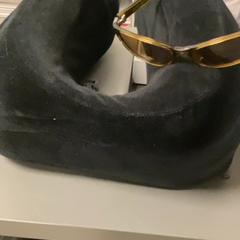 Vankúš na krk Neck pillow and sunglasses, ako bolo nahlásené MEININGER Hotel Copenhagen pomocou iLost