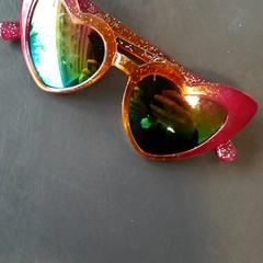 Eguzkitako betaurrekoak Hartjes, gisa salatu by Burgers' Zoo iLost erabiliz