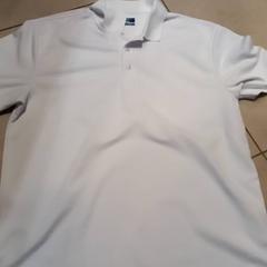 Ingek White "Ben Hogan" Polo, amint azt Leonardo Royal Hotel Amsterdam az iLost segítségével jelentette.