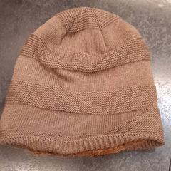 قبعة صغيرة، كما تم الإبلاغ عنه بواسطة Rotterdam The Hague Airport عبر iLost