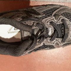 Sneaker noir, gemeldet von TCL über iLost