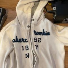 Sweater, as reported by MEININGER Hotel Marseille Centre la Joliette using iLost